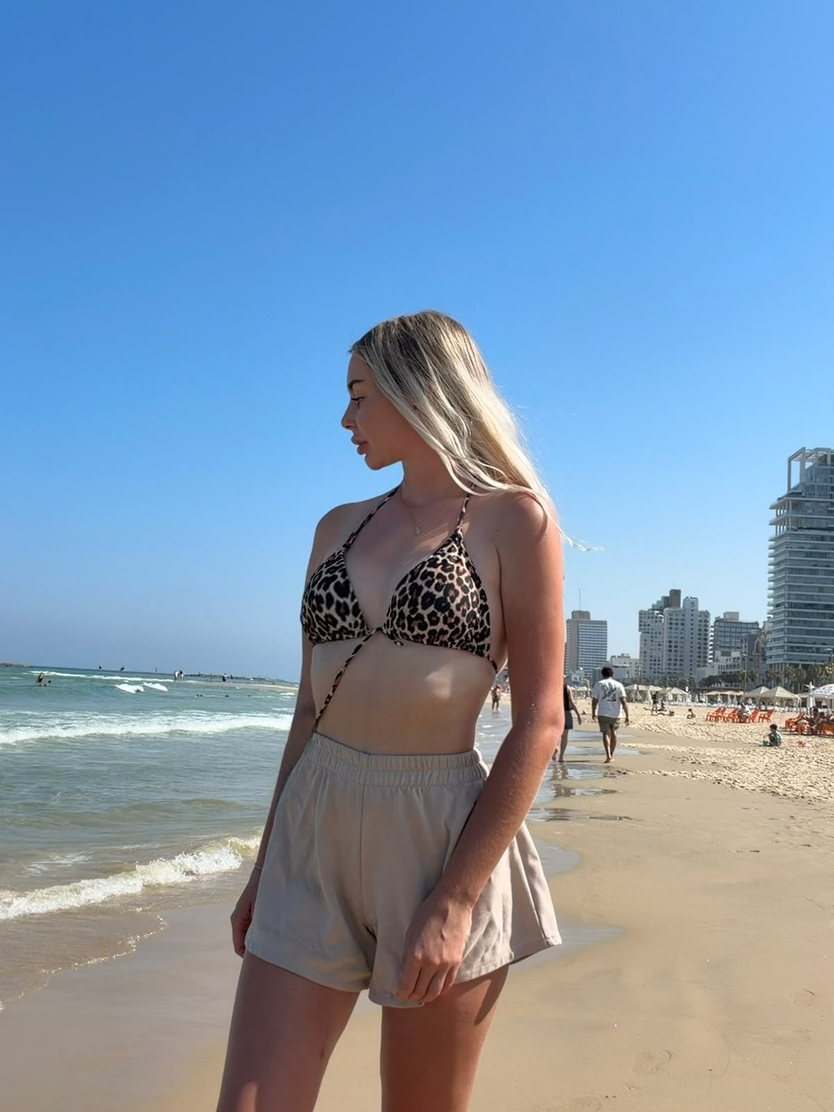 בתל אביב בלונדינית פצצה מארחת יפייפיה