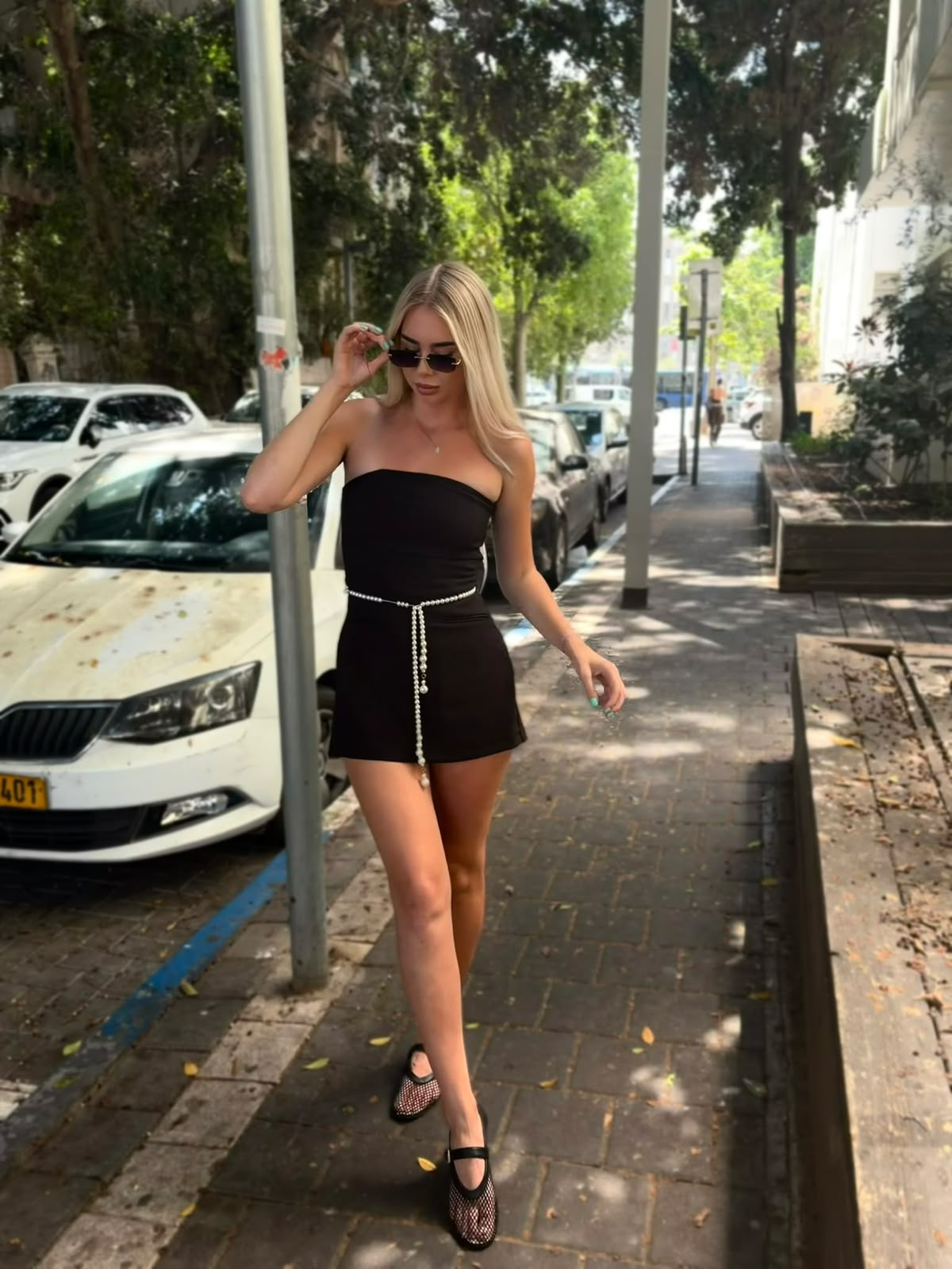 בתל אביב בלונדינית פצצה מארחת יפייפיה