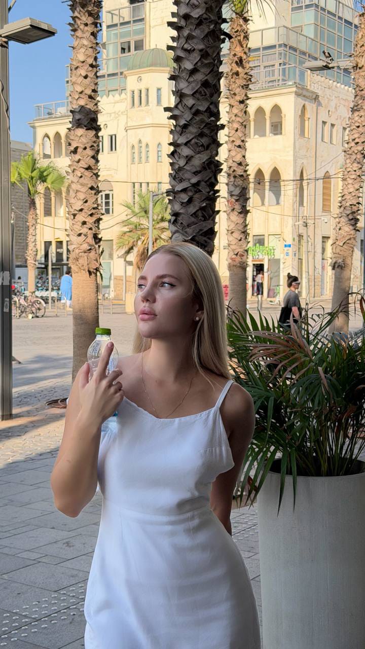 תל אביב -בלונדינית רזה 22 תיירת